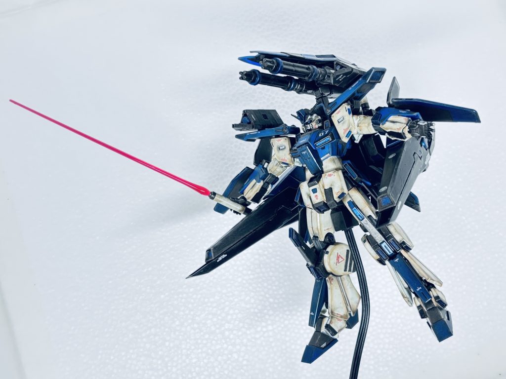 肩のミサイルポッドは大型ミサイルによる対艦隊武装となる。また、バッグパックの追加プロペラントタンクブースターのエネルギーはIフィールドとハイメガキャノンに使用される。これによりハイメガキャノンを複数回発射しても行動不能に陥いることは無くなった。