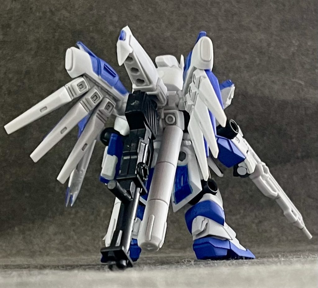 リアビューフィンファンネルとバズーカは別売のMS武器セットに付属後頭部にある拡張用の穴は、プラ棒使って埋めてます。