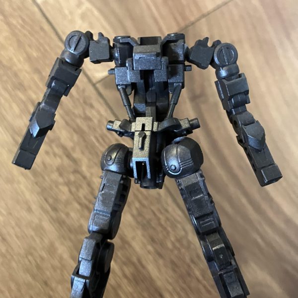 獅電、進捗〜٩( ᐛ )وイオフレームを仕事の昼休みに吹いて　笑色々とつけて付けて付け足しました カラーリングをどうするのかを、まだ迷い中🤔専用機らしさはアシンメトリーや武装で出ているので捻らなくても良いのかな？と思ったり今回はサクサク進めていきますよ〜╰(*´︶`*)╯（2枚目）