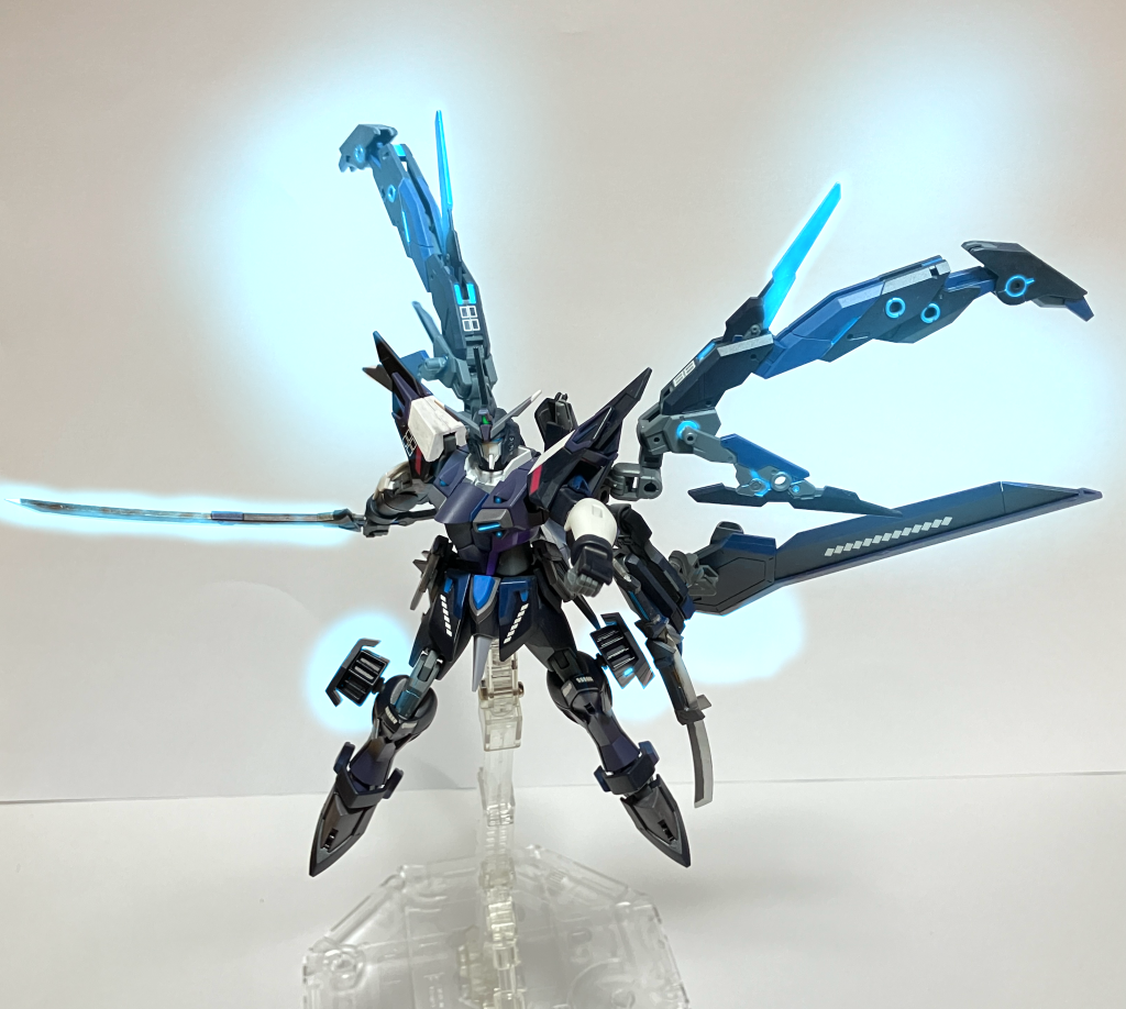 ◯マニューバ・ドリュミエール 京のイモータルジャスティス3号機に装備された推進器。 元はコンパスの技術部で開発が進められていた次世代型電気推進機関で、ヴォワチュール・リュミエールの発展型。従来は純粋に推進器として使用していたのに対し、本装備は機動性向上を目的に機能する。 ヴォワチュール・リュミエールと比較すると長時間連続航行能力は低いが、本機構は瞬発的な加速力に特化しており、これによって瞬時の姿勢制御による高機動戦闘が可能となっている。 また、将来的なバッテリー機への採用も見据えており、ヴォワチュール・リュミエールと比較して消費電力も抑えられている。