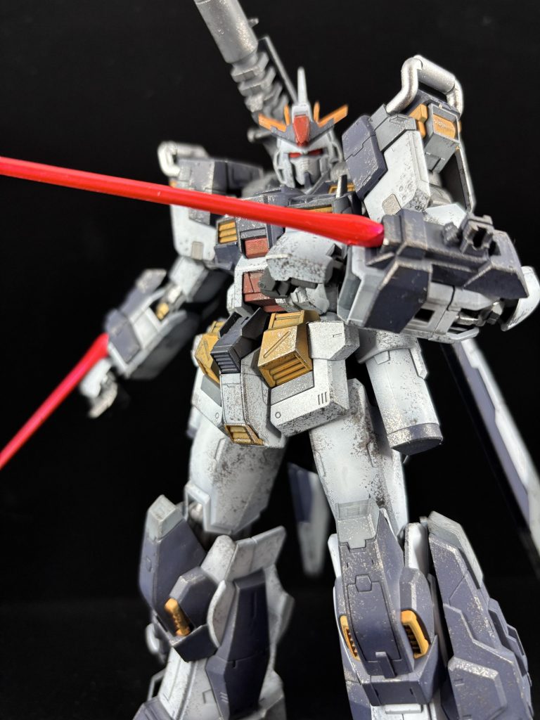 ビームサーベルを構えて。