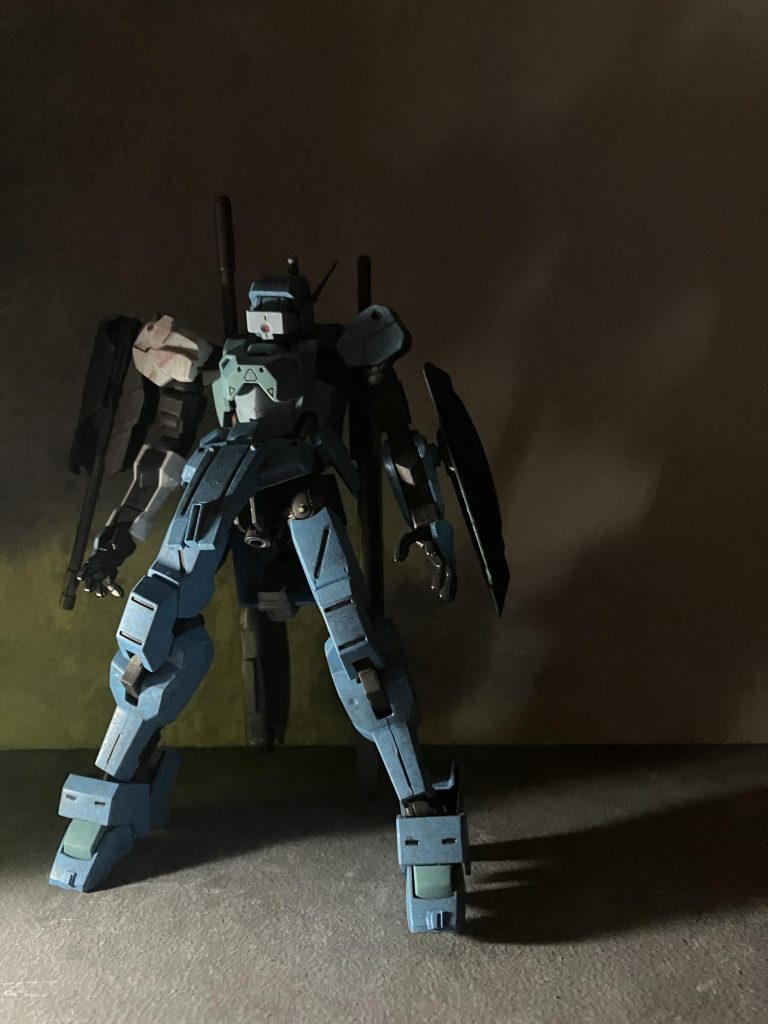 …アジー「私達がしてあげられるのは、ここまでアナタの意思に任せるわ」…「何から何まで、ありがとうございました」アジー「まだ止まれないんだろう？枯れない華の続きを行くために」…「はい、クーデリアさんの叶えようとしている想いは、三日月さんやオルガさんの想いでもあると思いますので」アジー「ヒューマンデブリの禁止を謳っても、まだまだ海賊は居るし、当然ヒューマンデブリは生まれる…長い道のりになるよ」…「ボクは鉄華団のだったんですよ、険しい道のりは知っています」アジー「そうだったね、その覚悟を持って行ってきな！ハッシュ！！」ハッシュ「はい、行ってきますアジーも息災であられます様に」(｀_´)ゞ 