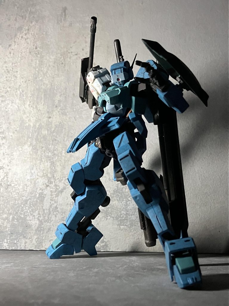 塗装はvicカラーによる筆塗り全塗装になります仕上げにトップコートのつや消しを吹いてます手を加えたのは頭部センサー追加、フロントアーマー、右肩と前腕にバルバドスのアーマーに近接武器、射撃武器、シールドを付属品以外から付け替えましたあとリアアーマーと脚部にスラスターを増設してあります