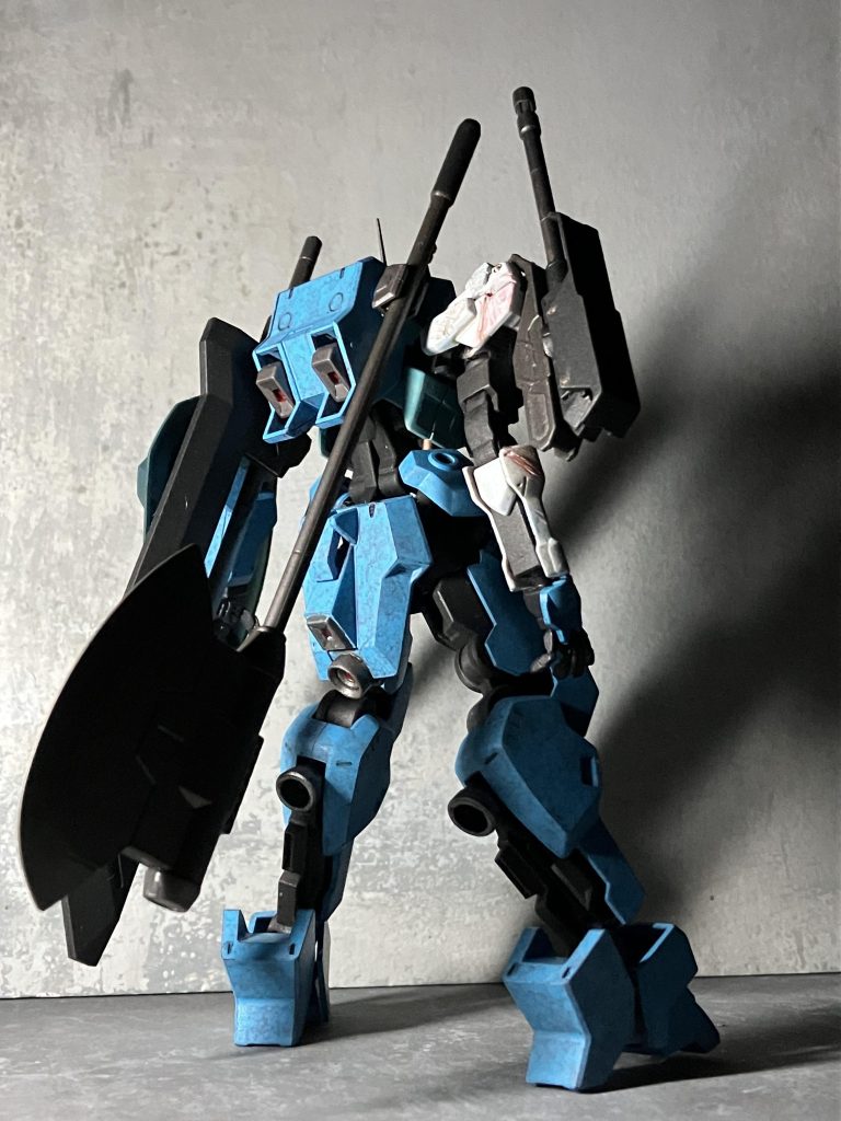 ここからも妄想ですあのマクギリスの反乱から、辛くも生き延びたが半身不随になったハッシュは阿頼耶識システムを応用した義体で生命を繋いでいたハッシュの強い懇願の末にイオフレームと義体信号を繋ぎ、ハッシュは再びMSに載ったのだったあの日の約束を守るために…