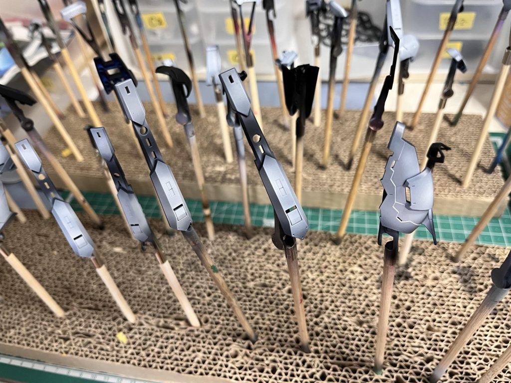 外装パーツは黒サフを拭いてから、白でグラデーションをかけてから、本塗装を行ってます。パーツも多くかなり手間は掛かりますが、全体的に重みも感じられ、パーツの裏側も黒塗装できるし、墨入れも場所によっては手抜きできますので、最近はこの塗装ばかりです。