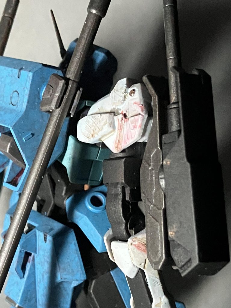 右肩には三日月を忘れないために火星から残されたバルバドスのパーツを付けている