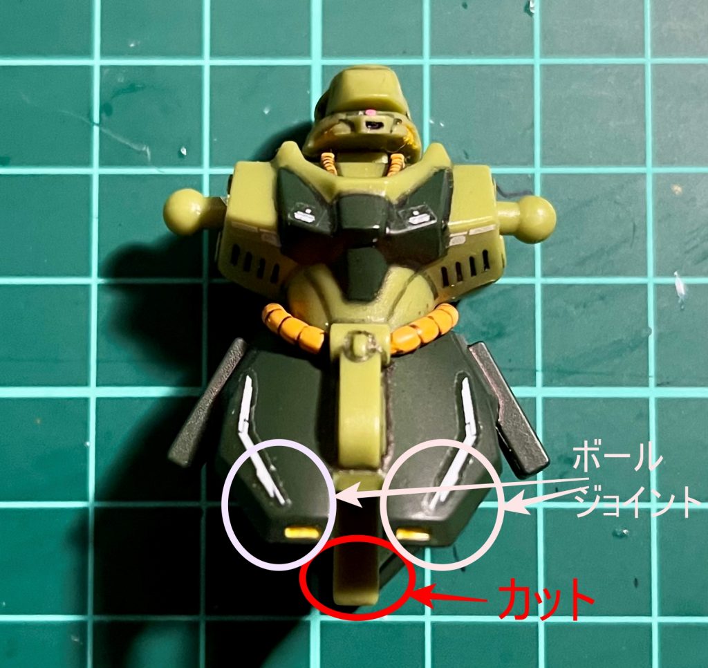 主な改造箇所は股関節部。赤丸で囲った部分、設定画だとこんなに出っ張っていない(笑)なのでカット。足のジョイント部は、市販のボールジョイントに置き換えて横ロール可動も含めた二軸関節化。てかそもそも、何故ここを改造しようと思ったのかと言いますと、レズン機の方、ジョイント部の受け側に何か塗膜みたいなものがこびりついていて挙句、削ってもはがれず足がきちんとハマらなかった為。で、どうせやるなら二機とも改造しちゃえ！となったと(笑)