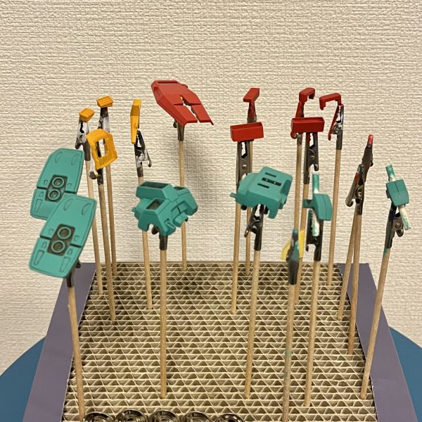 今回はスポンジ塗装に挑戦してみました。モチベーション維持のため、ジムⅢの特徴でもある赤、黄、緑から。使った塗料は今回もファレホです。百均で買ったスポンジを使ってポンポンポンポン塗装してみると、スジ掘りしたところがくっきりと残って筆塗りより塗膜が薄く感じました。色によっては粒のようなムラが出るようですが、最終的にツヤ消しトップコートしたらマシになるかも？と期待中。 （4枚目）