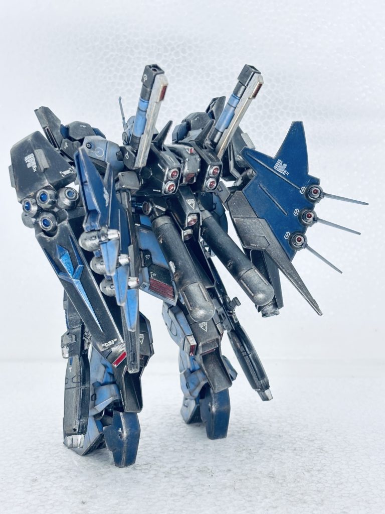 チョイ盛り部分は、ハイパーナックルバスター2丁持ち&シールド2枚。ハイパーナックルバスターは脚部に磁石を取り付けて(丸見え)保持、シールドはボールジョイント等を使ってフレキシブルに可動、いつものえんぴつキャップブースターを内側に取付て推進力UPと拡散メガ粒子砲の発射回数のUPを図った。