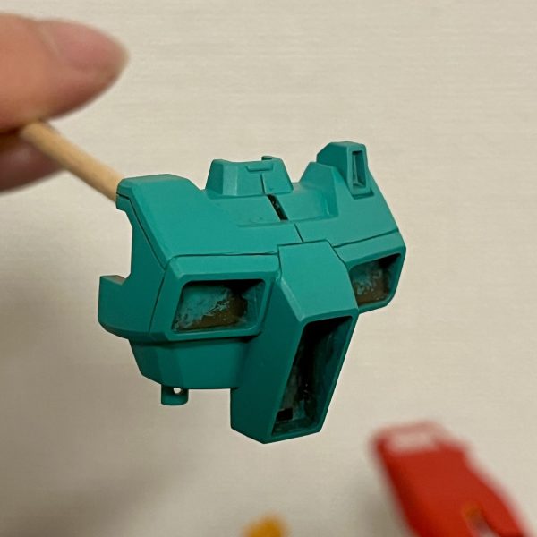 今回はスポンジ塗装に挑戦してみました。モチベーション維持のため、ジムⅢの特徴でもある赤、黄、緑から。使った塗料は今回もファレホです。百均で買ったスポンジを使ってポンポンポンポン塗装してみると、スジ掘りしたところがくっきりと残って筆塗りより塗膜が薄く感じました。色によっては粒のようなムラが出るようですが、最終的にツヤ消しトップコートしたらマシになるかも？と期待中。 （1枚目）