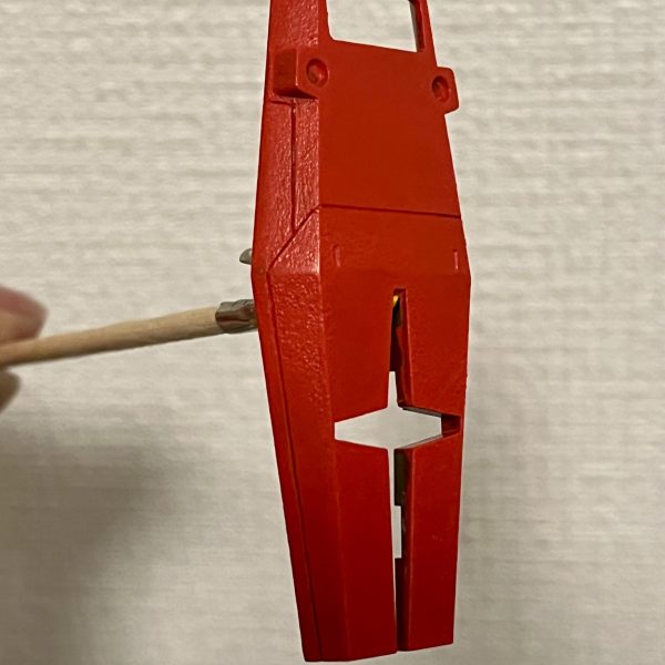 今回はスポンジ塗装に挑戦してみました。モチベーション維持のため、ジムⅢの特徴でもある赤、黄、緑から。使った塗料は今回もファレホです。百均で買ったスポンジを使ってポンポンポンポン塗装してみると、スジ掘りしたところがくっきりと残って筆塗りより塗膜が薄く感じました。色によっては粒のようなムラが出るようですが、最終的にツヤ消しトップコートしたらマシになるかも？と期待中。 （2枚目）