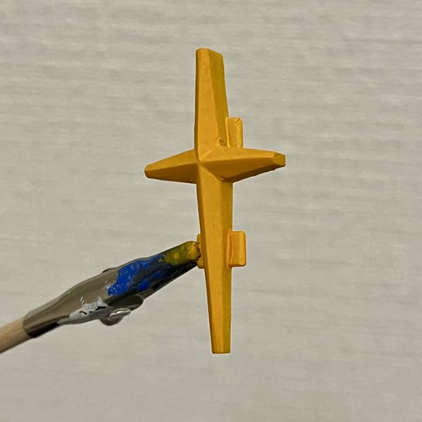 今回はスポンジ塗装に挑戦してみました。モチベーション維持のため、ジムⅢの特徴でもある赤、黄、緑から。使った塗料は今回もファレホです。百均で買ったスポンジを使ってポンポンポンポン塗装してみると、スジ掘りしたところがくっきりと残って筆塗りより塗膜が薄く感じました。色によっては粒のようなムラが出るようですが、最終的にツヤ消しトップコートしたらマシになるかも？と期待中。 （3枚目）