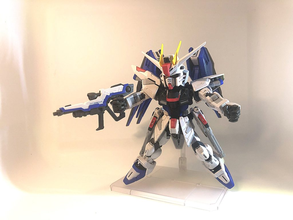 素組みし終わった後に撮った画像です。素組でも十分にかっこいいのだけれど、塗装、墨入れすると格段にさらにかっこよくなります(zaku-kao2)