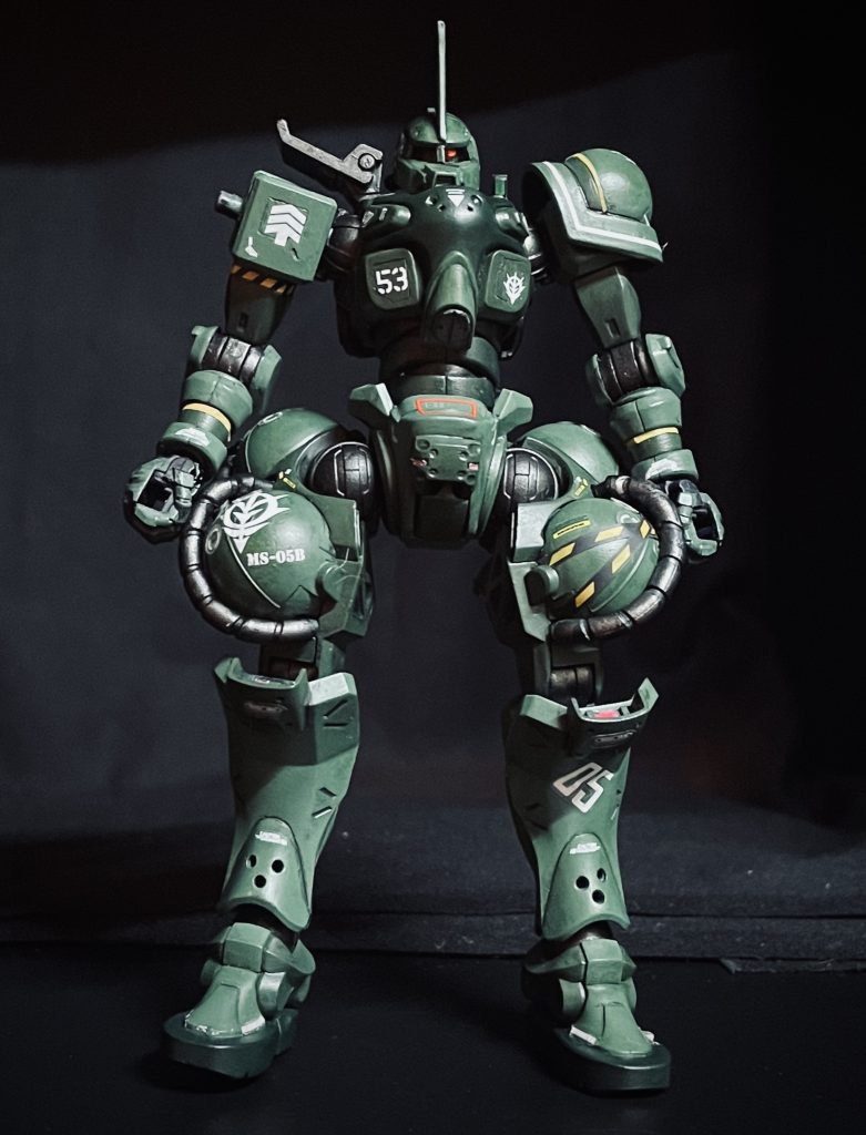 装備無し左肩にバズーカラックを装備し特殊弾頭にも対応可能、