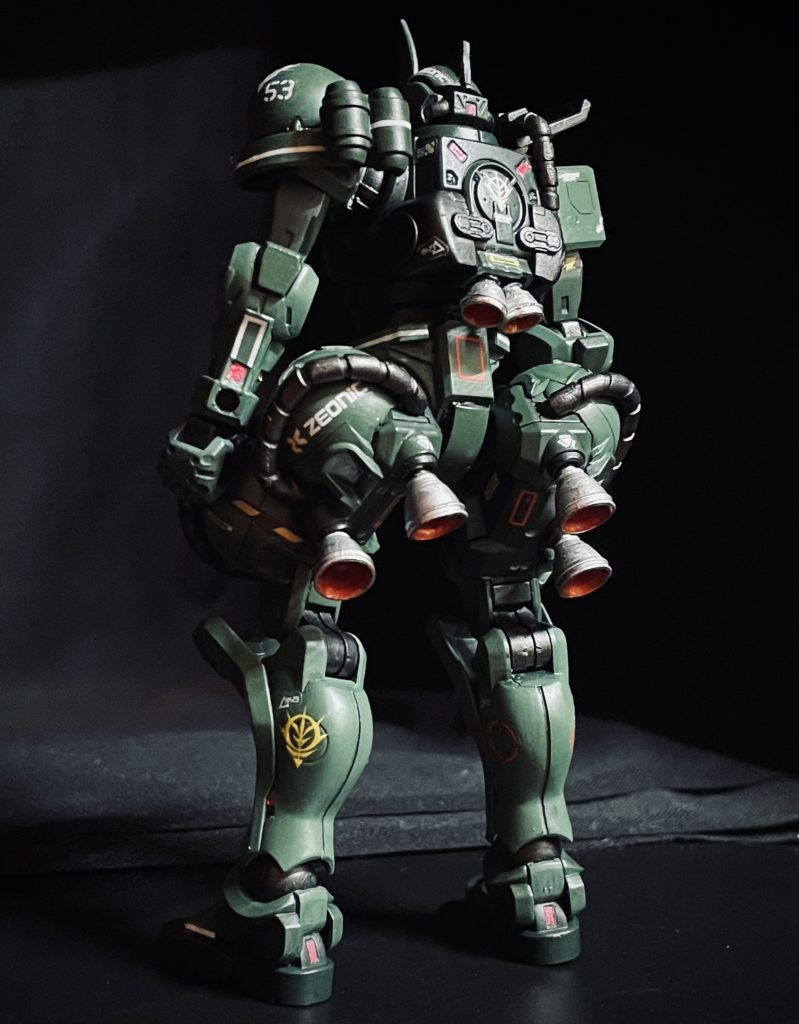 腰のバーニアはまだ設置されておらず、背中に小型のタンクとバーニアが設置されていた