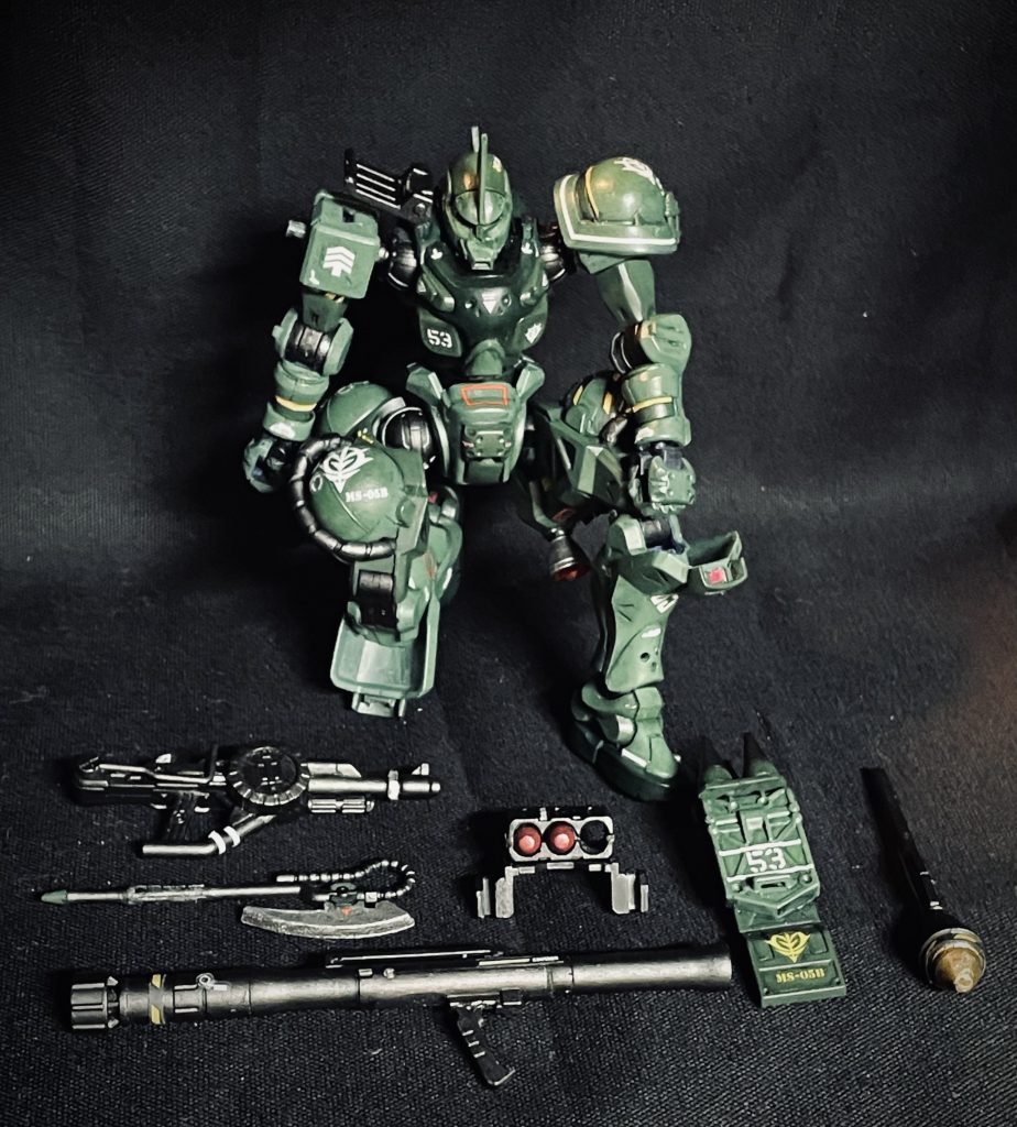 装備紹介ザクマシンガン初期型-マガジンがサイドに設置されており、バレル下部パーツの設置は無いザクバズーカ初期型-単発弾込式のバズーカで予備の弾頭を携行する必要があったヒートホーク-軍警ザクの物と同じナックルシールド-攻防一体のシールドであるが、ナックルで殴打時の関節部の負担は大きいシュツルムファウスト-命中率は高く無い