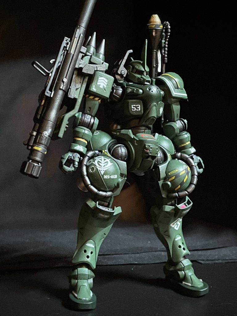 フルウェポン装備ナックルシールドに、ザクバズーカとザクマシンガン、予備のザクバズーカ弾頭を携行