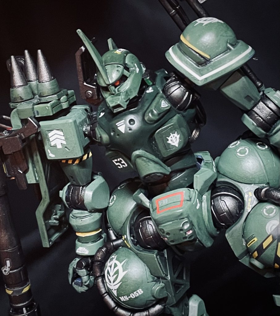 頭部はモノアイ保護もあり柱を三本設置胴部ハッチ付近には装甲追加