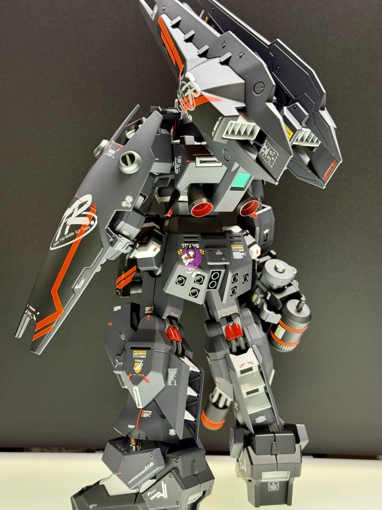 実は各部のレッドポイントは、蛍光カラーなのでブラックライトで光ります