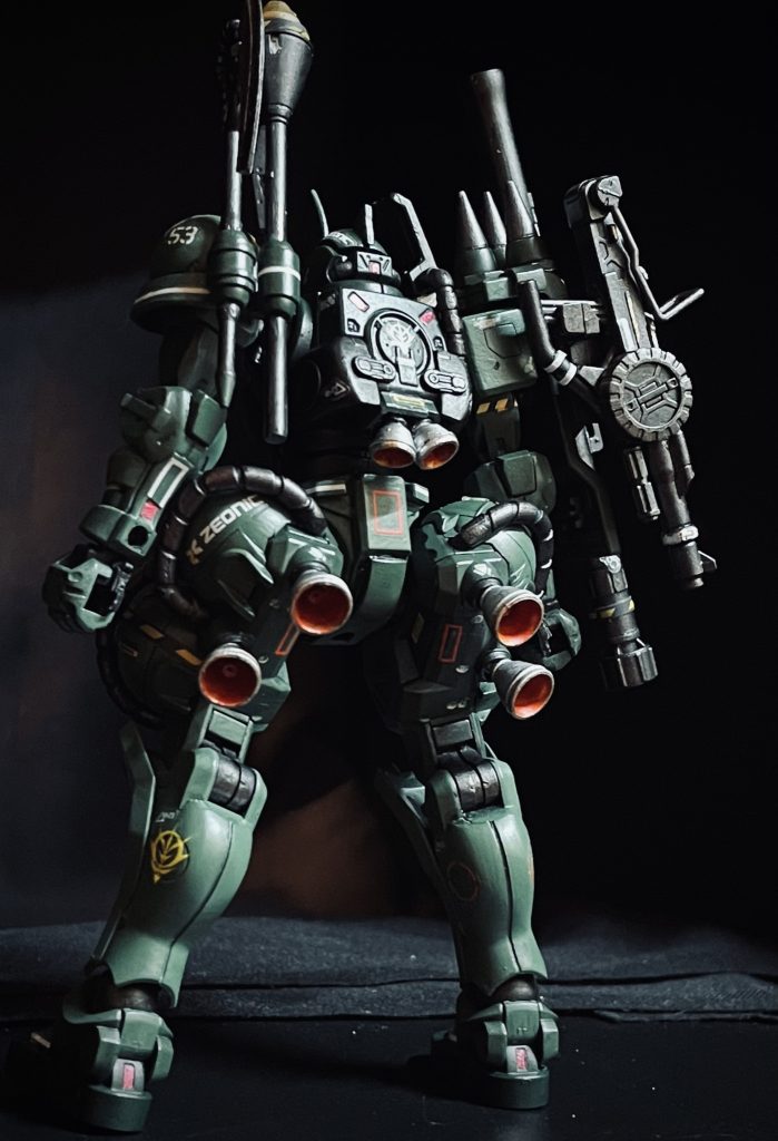 左肩部パーツにはシュツルムファウスト、ヒートホークを携行