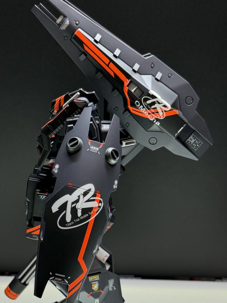 サイドショット。シールドブースターのデカールワークはチャームポイント