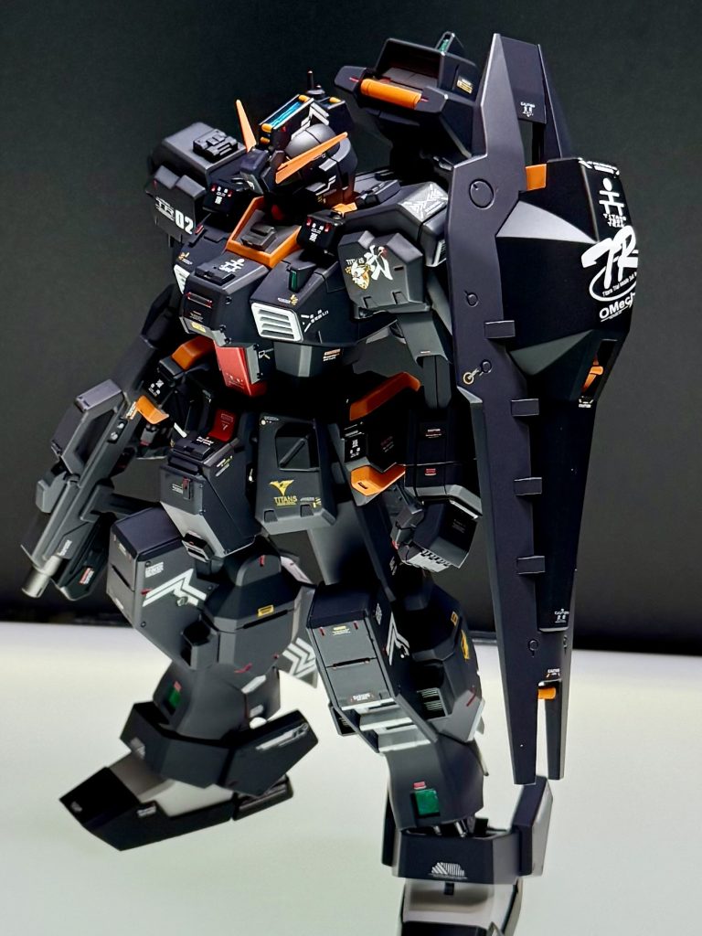 ダクトなどを白くしたブラックヘアーズに寄せたカラースキームとしてみました。メインカラーはガイアのヘキサブラック。ブラックと言いつつ、黒に近い紺色で、暗めのティターンズカラーにベストマッチでした。黒はフィニッシャーズのカーボンブラックマット。オレンジはガイアのマンダリンオレンジ。赤はガイアのフレイムレッド。ここらへんは登場頻度高い。白はニュートラルグレー1を使用しています。