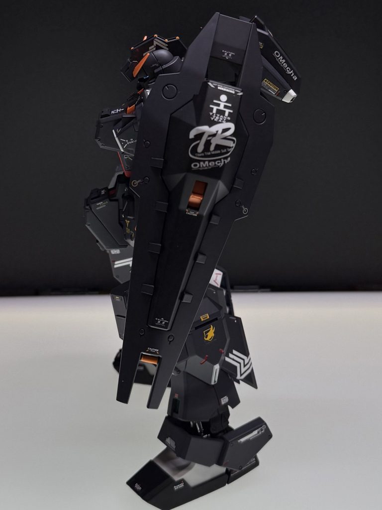 盾はシールドブースターのほうがお気に入りです。シールドの固め貼りしたデカールがチャームポイント