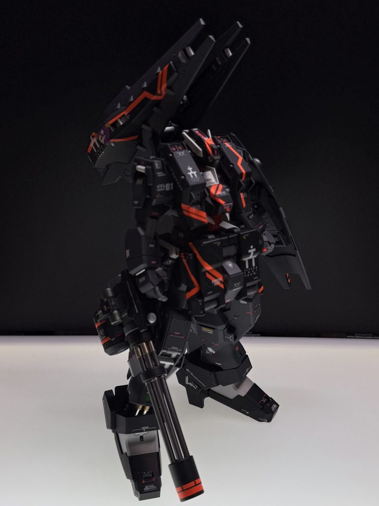 先ほど上げたヘイズルと同じく、濃紺はガイアのヘキサブラック、黒はフィニッシャーズのカーボンブラックマット、白がガイアニュートラルグレー1になります。蛍光オレンジは、ガイアの限定品のピグメント蛍光オレンジです。ジャイアントガトリングの銃身は、ガイアのスターブライトアイアンと、スターブライトチタニウムシルバーでマスキング塗り分け、情報量を増やしています。