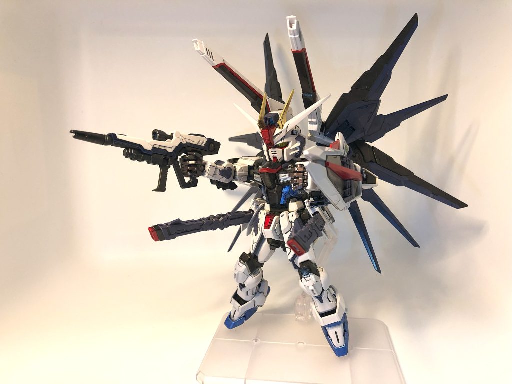 フルバーストは後ろのギミックが難解のように感じるのは私だけでしょうか？！まだまだ照明がイマイチですね(gundam-kao9)次回は新しい照明を探します。 