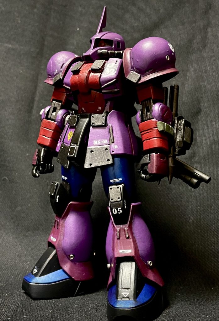 スパイクナックルが最も特徴的な機体ですが、指の可動域、使用時の効果、関節部の負荷の理由から『パイルバンカー』だったとし、左腕部に2連パイルバンカーを装備肩部、脚部に宇宙での機動性向上のための小型推進機設置