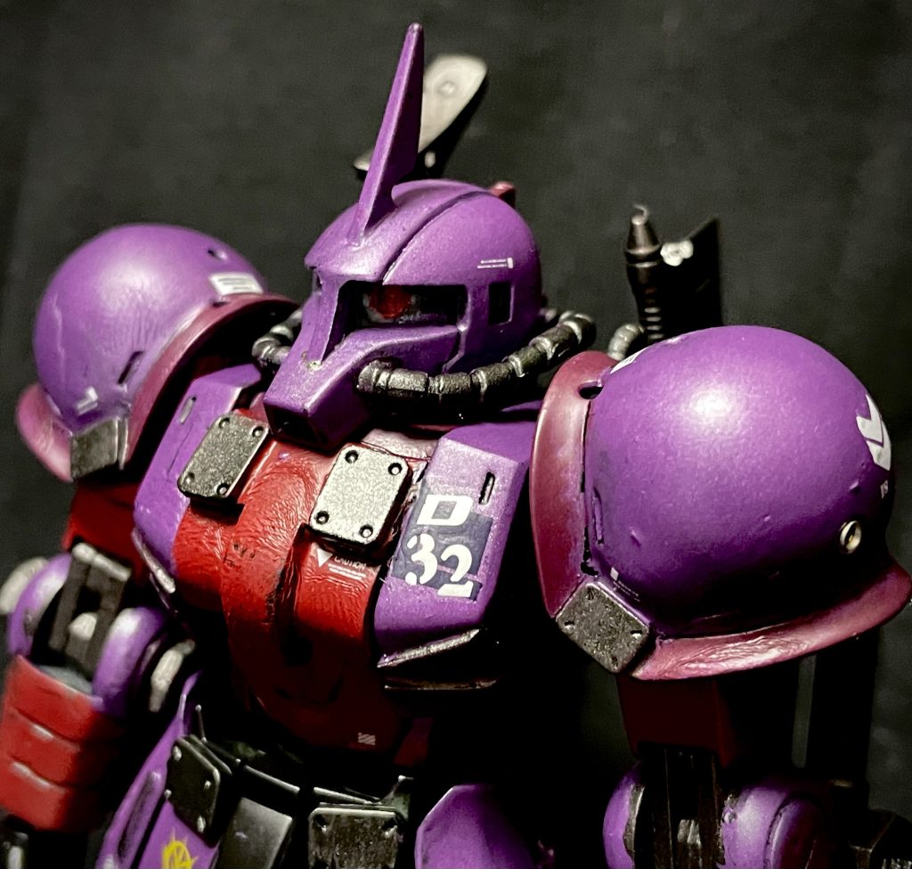 ザクⅠの頭部にザクⅡ用のパイプを設置しあくまでとザクⅠベースという顔胸部はザクⅡの胸部パーツを移植し、ザクⅡの出力に合わせた改修を行った風シールドを装備していない設定であるため、動力周り、関節周りに装甲を追加