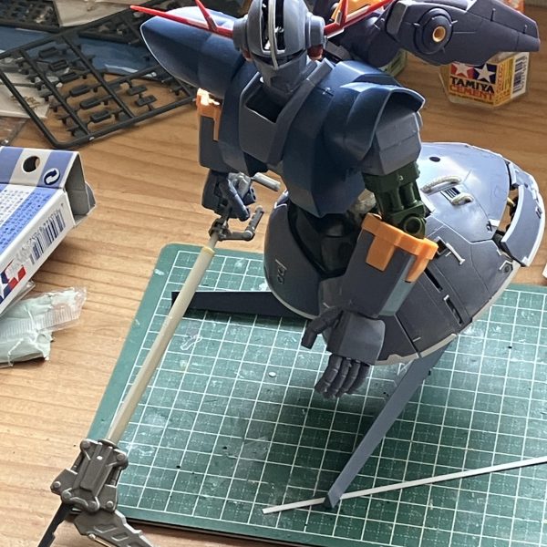 新宿横丁といえばレインボー通り。私の横道はジオング