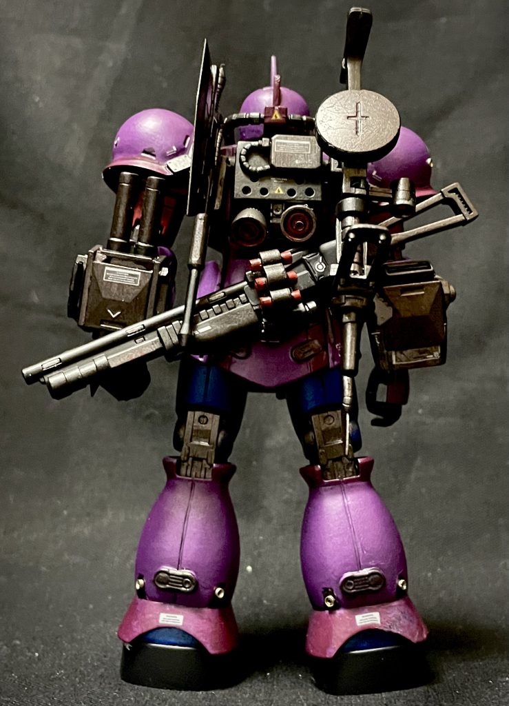 ザクのシールドは装備していないですが、両腕部には武装と併用した小型のシールドを装備ショットガンの斜めがけは絵になりますが、バーニアの向きで減点