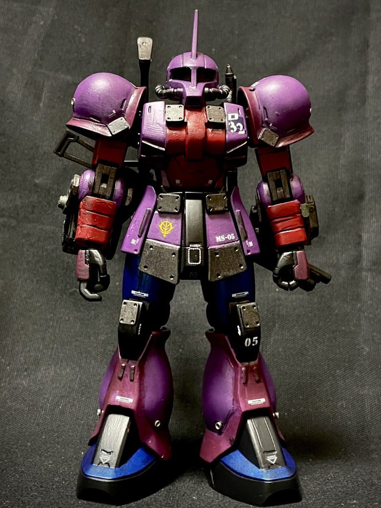 胸部のマーキング『D32』のアルファベット『D』のデカールに待ち合わせがなく、ソレスタルビーイングの『CB』をカットして作成デカール自体は少なめに貼り付けています