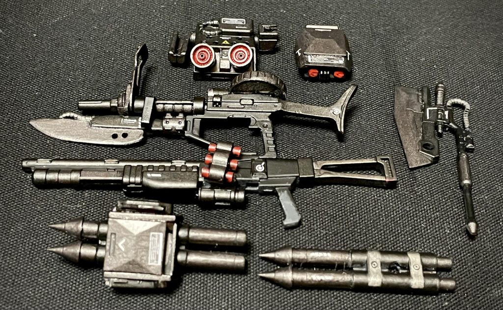 武装紹介ザクマシンガン 防盾、サーベル付きショットガン ストック、予備弾付き2連パイルバンカー 攻撃時のスライドはパーツ差し替えで表現大型ヒートホーク アックス部分を大型化2連装ミサイルランチャー ゲルググにつながる試作品バックパック ザクⅡの物を採用し大型化