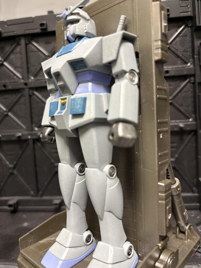 ひじ、ひざ、足首にエッチングパーツでマグネットコーティングを表現。