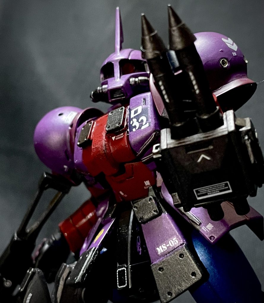 『パイルバンカー』は宇宙世紀ではあまり見ない設定ですが、『シールド無し』『スパイクナックル』を採用していた理由が何かな?と考えると🔳ゼロ距離戦闘をしいて『殴る』という選択肢があった🔳『殴る』攻撃力を向上したかった🔳ヒートホークを『持つ』『持ち替える』というタイムラグの削減という点だと考え、今回は同様の効果を上げられる『パイルバンカー』とし、その効果上昇から両腕部に装備は不要と考え、スパイクシールドやショルダータックルで基本使用する左腕部に装備させましたパイルバンカーは、かなり迷走しましたが…ジャンクパーツとビルダーズパーツ、ガトリングの砲身を見立てて作成