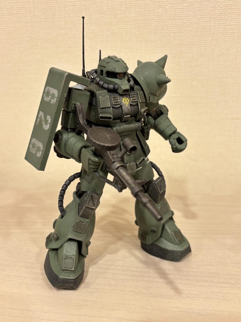 敢えてオリジナル設定をするなら……うーん、地球降下作戦時、宇宙から地上に装備転換なしでの、MLVを用いた空挺強襲作戦に投入された、突撃機動(強襲)型、みたいな……?MS-06F/Aみたいなの、どうですか?