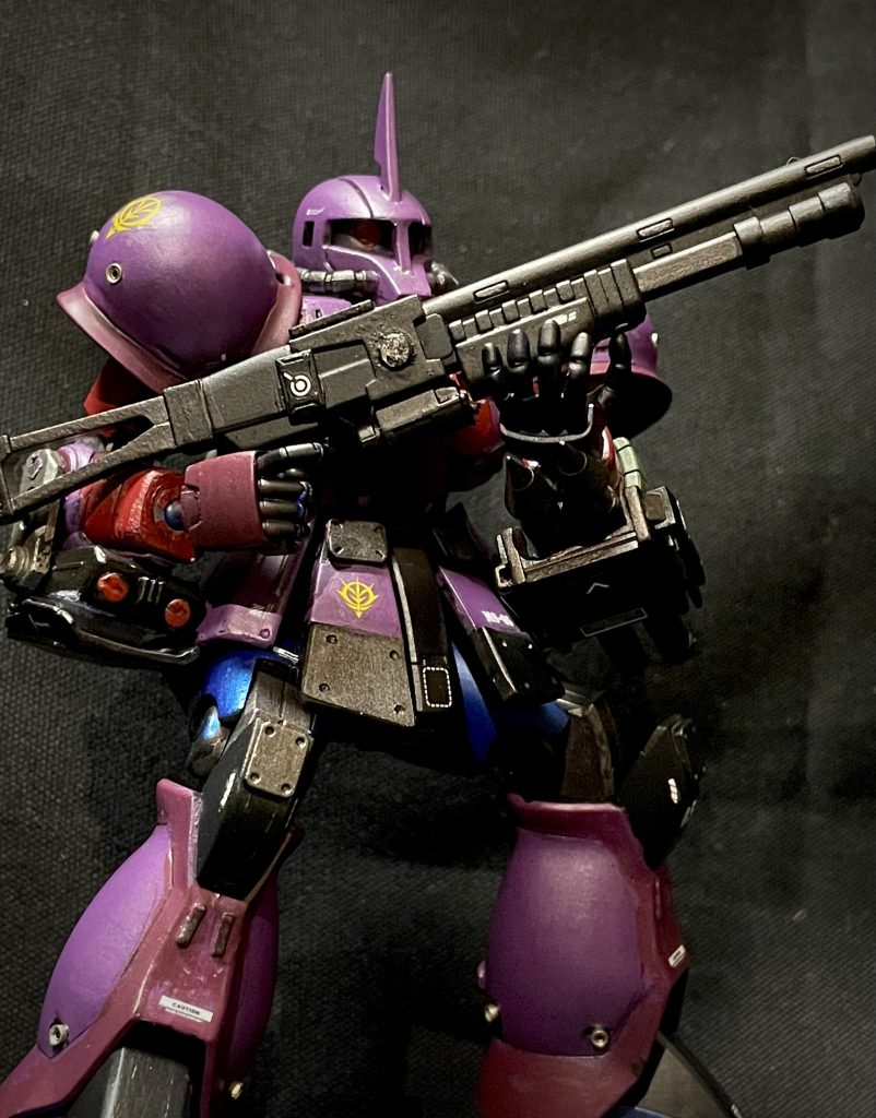 近接戦闘の射撃武装といえば『ショットガン』ケンプファーのショットガンにしたかったですがキットを持っておらず、ジャンクから拾い上げました。かなり長物でしたので胴体部を一部切り取ってますが、まだ長いのでストック要らなかったかもですが、【ジャコン】できるのはショットガンらしくて良き