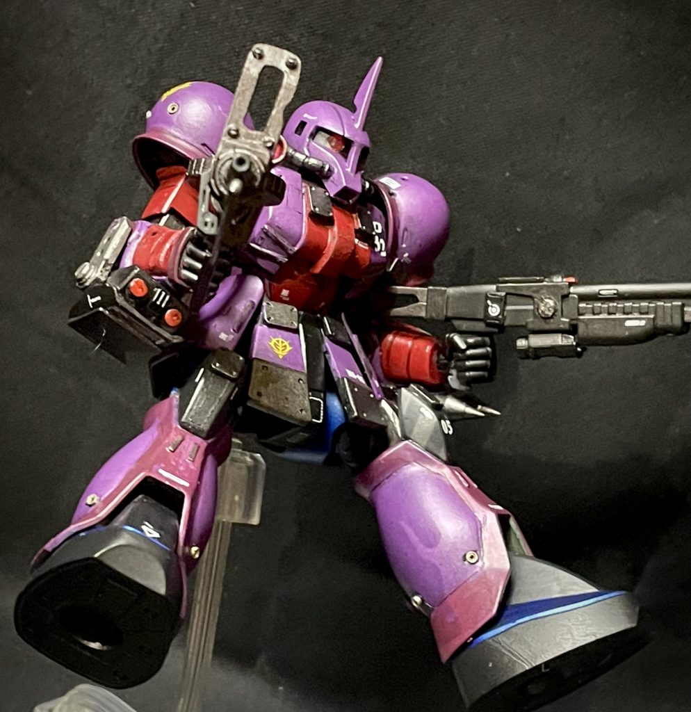 そして、もう一つの特殊な装備である『防盾付きザクマシンガン』どの設定でも『効果のほどは不明』みたいな感じで記載されています。まぁシールドとしても、【バレルの上側に設置された、面積の半分ほど穴が空いているシールド】では『まぁ確かに』と思います機体よりもザクマシンガン自体、マガジンを守るためのシールドでそれほど相手に接近する戦闘スタイルということで、シールドに加え、サーベルもつけました。両方ともランナータグで作ったので、ディテールが微妙で、サーベルはもっと細くてエッジを効かせれば良かったと反省