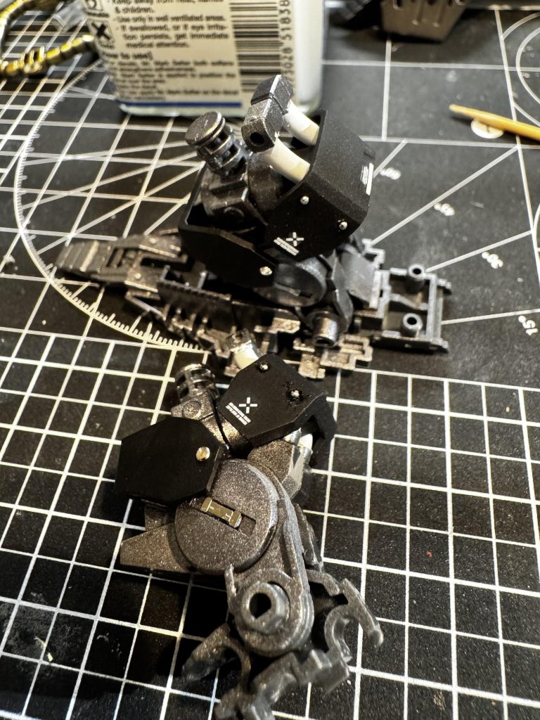 作り込んだ箇所が全く見えない。仮組してないと手を抜くべき箇所が分からず…メタルパーツのバーニア内部はシタデルのシェイドカラーで墨入れのみ。高価なだけあって満足度は高い！が、見えない。
