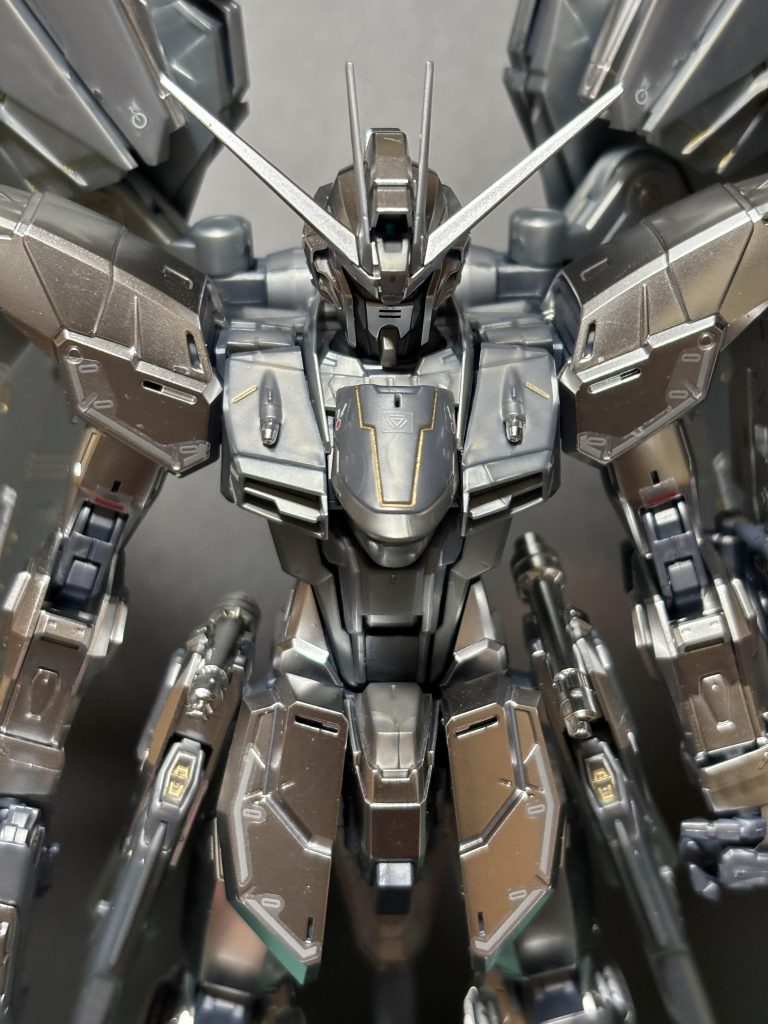 素組みにちょっとだけ手間をかけてゴールドでスミ入れ😆