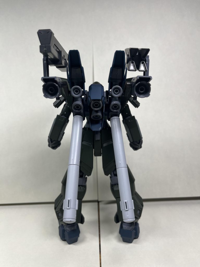 改造点としては、背部にコトブキヤのスラスターとザウォートヘヴィのミサイル、ビームキャノンを追加、高機動と高火力の両立をメインに進めていきました。