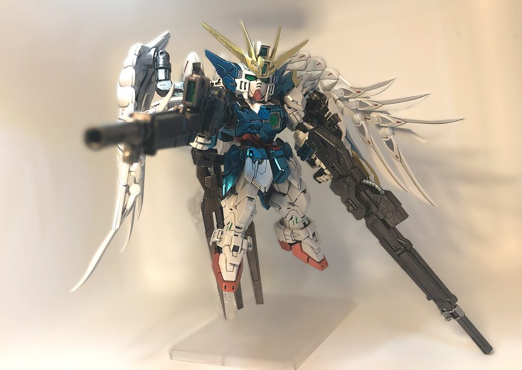 部分塗装が終わって感じたことは「あれ、聖闘士〇矢っぽく見えるんだけど…」でした(zaku-kao10)考えてみた結果肩・腕・銅・腰にメタリック色を使うと聖衣に見えてくるという結論に達しました。。。