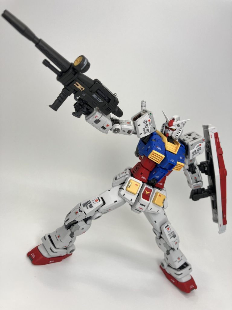 両肩は嬉しい緑&赤のランプユニット標準装備、これはツインアイと一緒にレジン液を塗布ですね👍