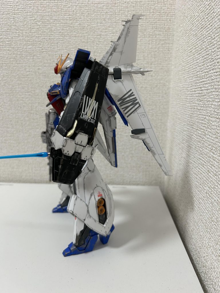 シールドが白黒のみの成型色だったのでポイントでゴールドを差し込んでみました。