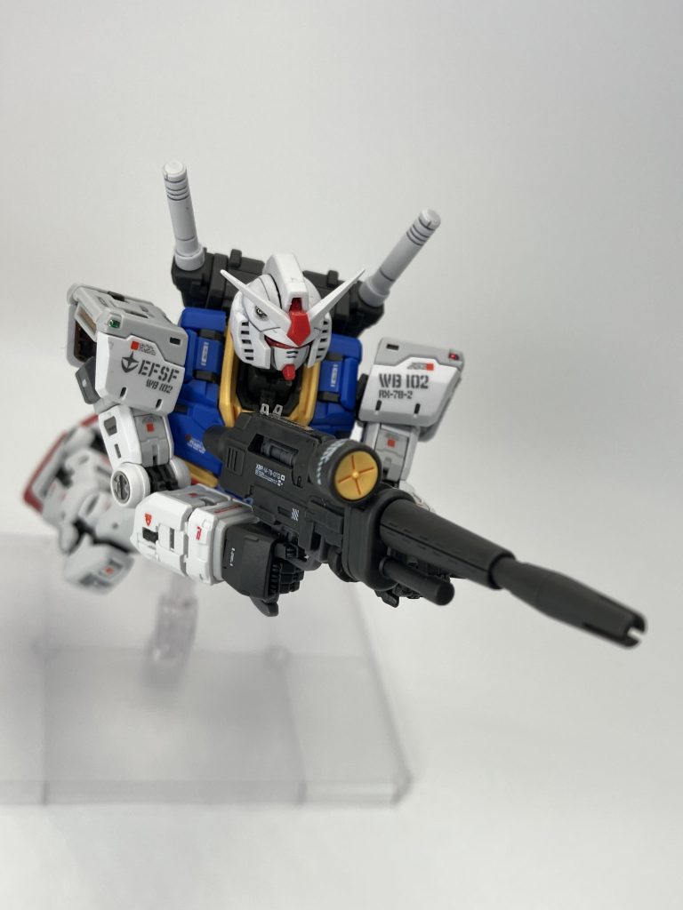 シャアの駆る赤いガンダムよろしく、最近流行り(⁉️)の前傾姿勢両手持ちビームライフルの突撃ももちろん可能🥴