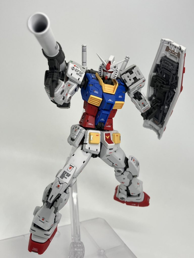 ご覧のとおり胴体部分もコアファイターごと前屈します😄しがしながら写真で見ると、少し胴長に見えますね😑 やはり改めて78ガンダムは完成されたベストプロポーションのバランスなんだと思い知ります🧐