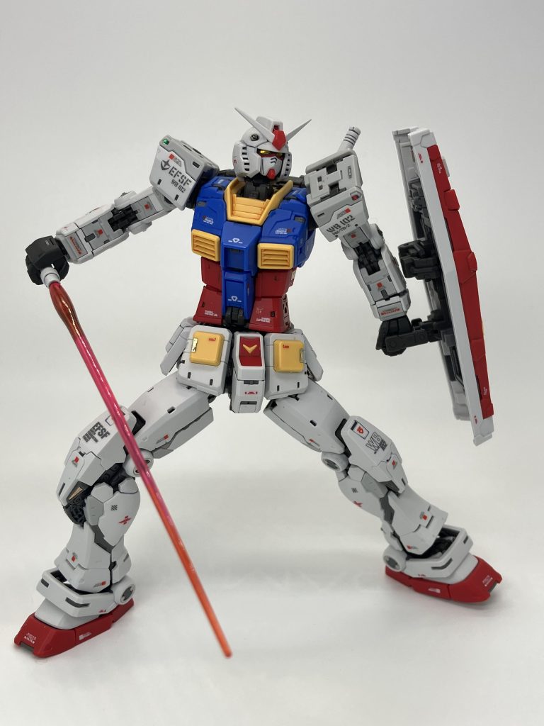 ビームサーベルはいつも通りのクリア軟質素材が2本😚サーベルラック基部から稼働するので着脱シーンも再現可能👍