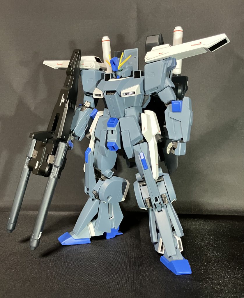 個人的にFAZZは中身の素体もすごくカッコいいと思うんですが、設定ではフルアーマーの着脱が不可らしいので、これはは存在しない幻の姿なんでしょうか。